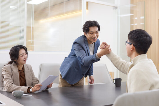 Professionals collaborates during a meeting at the office