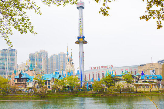 Gyro Drop at Lotte World with Seoul skyline and Seokchon Lake in spring Korea