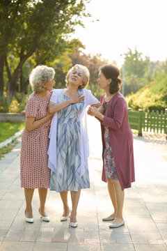 A senior woman having a heart attack