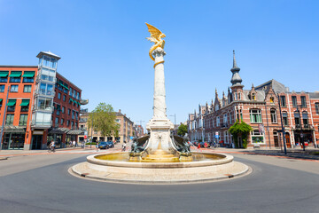 Naklejka premium Drakenfontein golden dragon fountain in Den Bosch, Netherlands