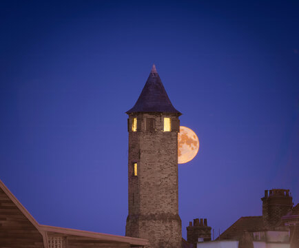 La tour du guetteur et la lune