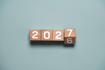 Naklejka premium New year transition concept with wooden blocks changing from 2026 to 2027 for business planning, goal setting, future strategy, growth opportunities and fresh start for success in upcoming year