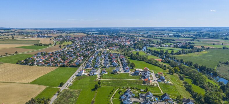 Ausblick auf die Ortschaft &Ouml;pfingen im oberschw&auml;bischen Donautal bei Ehingen s&uuml;dwestlich von Ulm