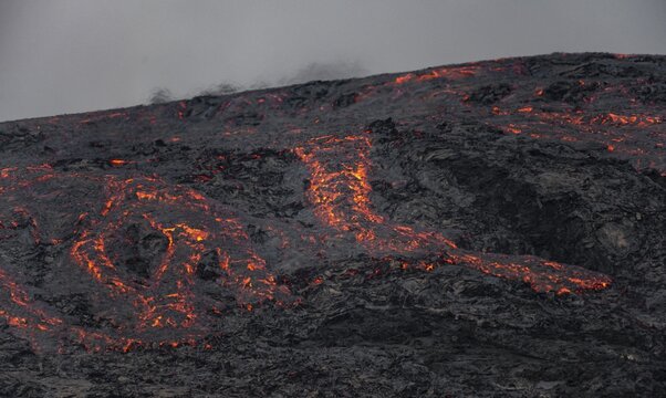 Glowing lava, lava flow, lava field, active table volcano Fagradalsfjall, Kr&yacute;suv&iacute;k volcanic system, Reykjanes Peninsula, Iceland