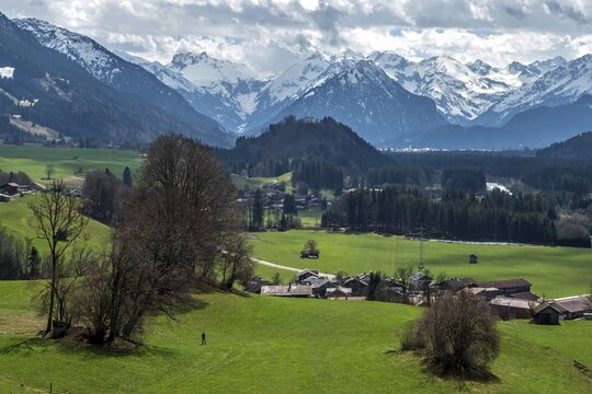 View from Malerwinkel into the Iller valley, in the background Oberstdorf and alpine panorama, Hinang, Oberallg&auml;u, Allg&auml;u, Bavaria, Germany