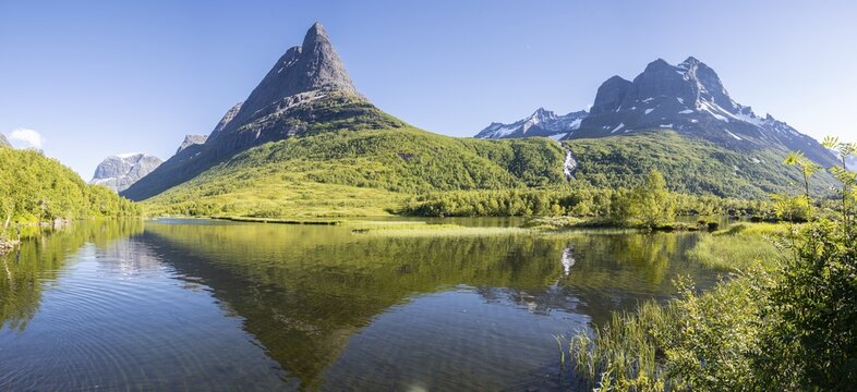 Lake Litlvatnet in Innerdalen High Valley, Innerdalst&aring;rnet Mountain, Trollheimen Mountain Area, Sunndal, M&oslash;re og Romsdal, Vestlandet, Norway