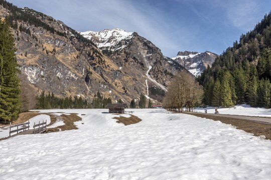 Oytal, behind scratches and mountains of the Allg&auml;u Alps, Oytalhaus, Oberstdorf, Oberallg&auml;u, Allg&auml;u, Bavaria, Germany