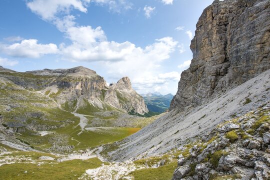 View into the valley towards Kolfuschg, circular trail around the Sella Group, Gardena Pass, Passo Gardena, nature park Park Puez-Geisler, Dolomites, Selva di Val Gardena, South Tyrol, Trentino-Alto Adige, Italy