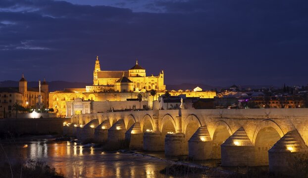 Illuminated Puente Romano, Roman Bridge over Rio Guadalquivir, behind Mezquita, Catedral de C&oacute;rdoba, night view, Cordoba, Andalusia, Spain