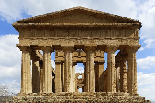 Temple of Concordia, Tempio della Concordia, 440430 BC, Doric style, 6 columns on the narrow sides and 13 on the long sides, landmark, Valley of the Temples, Valle dei Templi, Agrigento, Sicily, Italy, Mediterranean