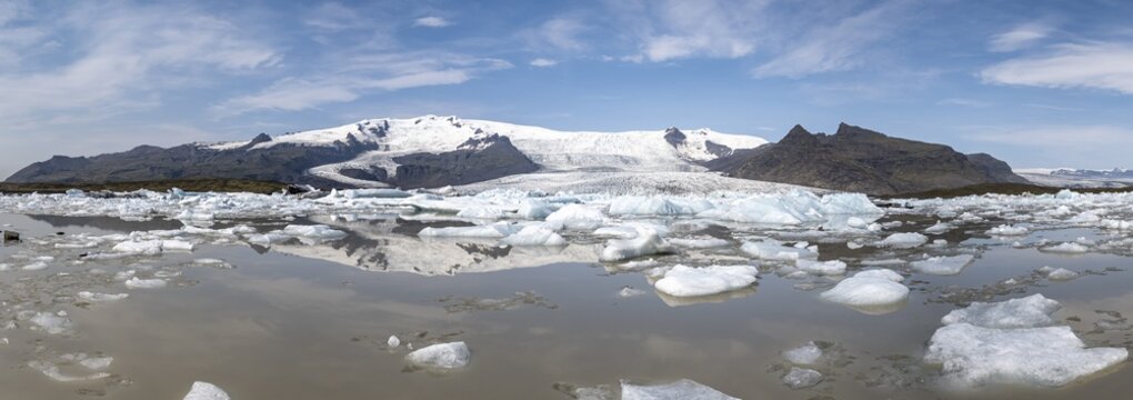 Fjalls&aacute;rl&oacute;n ice lagoon, ice floes in front of Vatnaj&ouml;kull glacier, Hornafj&ouml;r&eth;ur, Iceland