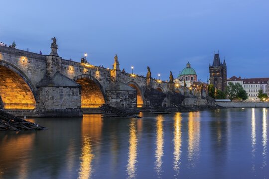 Karlův most, Charles Bridge and Vltava at dusk, in the back dome of the church Kreuzherrenkirche with old town bridge tower, Prague, Bohemia, Czech Republic