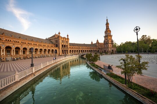 Plaza de Espa&ntilde;a in the evening light with reflection in the canal, Sevilla, Andalusia, Spain