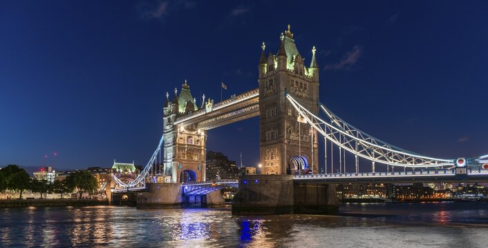 Illuminated Tower Bridge over the Thames in the evening, London, England, United Kingdom