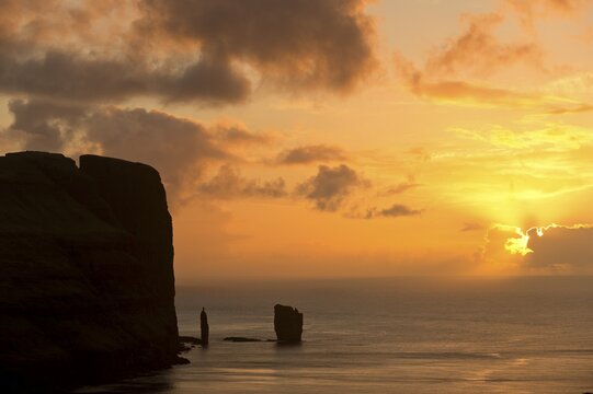 Kellingin and Risin sea stacks, petrified trolls according to legend, at sunset, Ei&eth;i, Eysturoy, Faroe Islands, Denmark