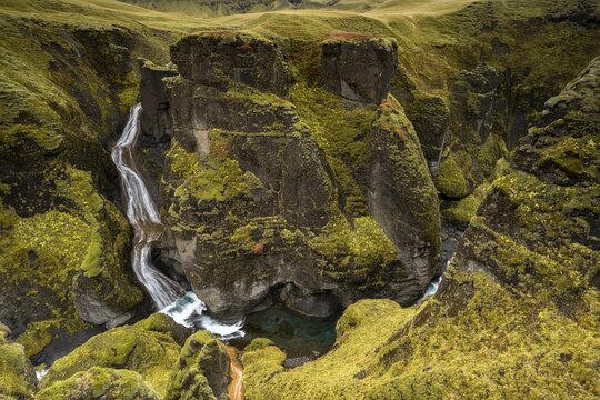 Fja&eth;r&aacute;rglj&uacute;fur Canyon, Fjadrargljufur, waterfall, deep gorge, near Kirkjub&aelig;jarklaustur, South Iceland, Iceland