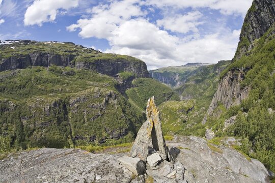Bj&oslash;rnstigvarden trail marker, Aurlandsdalen Valley, Norway, Scandinavia, Europe
