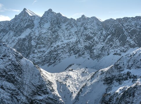 Lamsenjochh&uuml;tte, behind snow-covered mountain peaks Rotwandelspitze and Hochnissl, view from the Hahnenkamplspitze, Eng, Karwendel, Tyrol, Austria