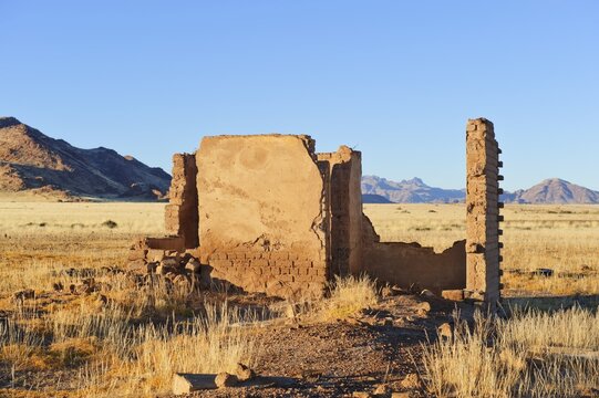 House ruins with Naukluft Mountains at back, Republic of Namibia, Africa