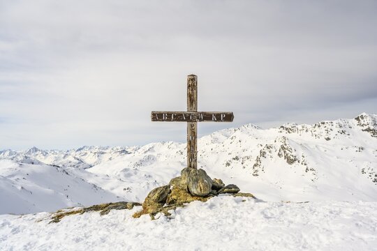 Summit cross, M&ouml;lser Sonnenspitze, snow-covered mountain tops, mountain panorama, Wattentaler Lizum, Tuxer Alps, Tyrol, Austria
