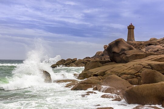 Lighthouse Men Ruz at stormy sea, Ploumanac'h, D&eacute;partement C&ocirc;tes-d'Armor, France