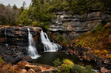 Obraz premium Blackwater Falls in West Virginia with Autumn Forest and Cascading Waterfall
