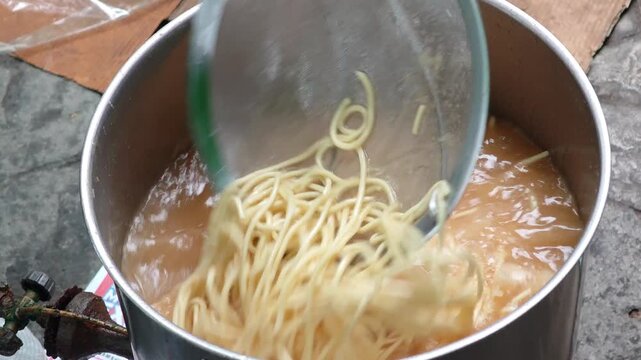 How to blanch noodles in a pot.