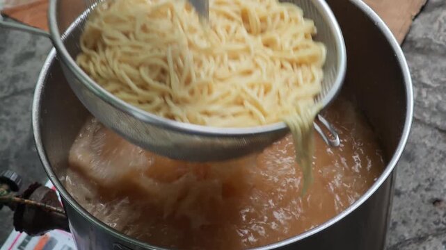 How to blanch noodles in a pot.