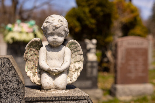 Ange triste sur pierre tombale, ext&eacute;rieur, jour, horizontal