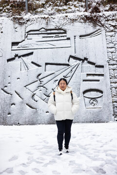 Portrait Beautiful asian fat woman smile happy travel and Standing on Sidewalk with Mountain and Cityscape Background. Enjoying a Sunny Winter Day in a Picturesque Town. posture suggests curiosity