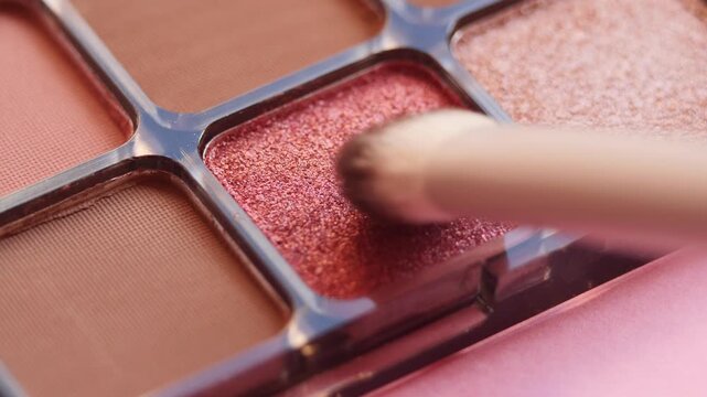 Detailed close-up of makeup brush with nude eyeshadow powder, soft lighting and minimal background. Ideal for advertising, beauty campaigns and cosmetic branding