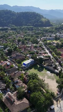 Vista panor&acirc;mica a&eacute;rea de &aacute;rea residencial pr&oacute;xima &agrave; Praia da Barra do Sahy com vegeta&ccedil;&atilde;o abundante e casas, destacando paisagem do litoral paulista