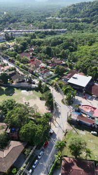 Imagem a&eacute;rea de regi&atilde;o urbana pr&oacute;xima &agrave; Praia da Barra do Sahy com casas e vegeta&ccedil;&atilde;o preservada, representando qualidade de vida no litoral norte de S&atilde;o Paulo