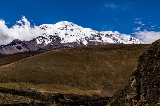 Paisaje andino con el volc&aacute;n Chimborazo 