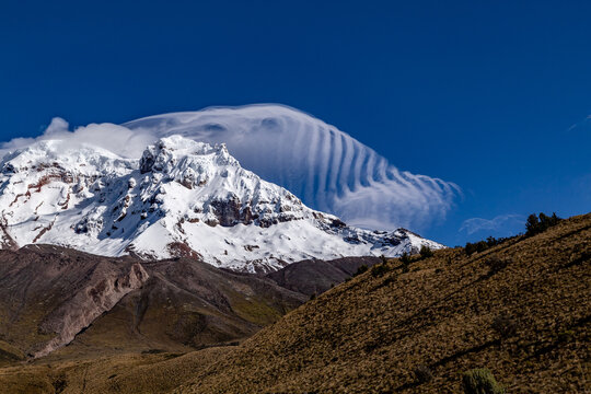 Chimborazo  bailando con finas nubes que se forman por el viento 
