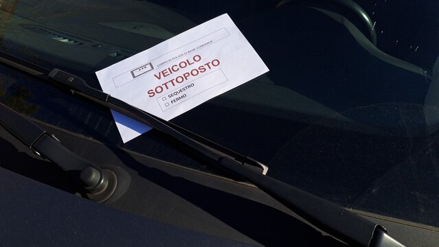 Close-up of the report (vehicle impounded) on the windshield, written in Italian