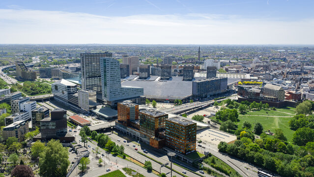 Vue a&eacute;rienne de la ville de Lille dans le nord de la France au printemps 2026  - quartier d'Euralille et de la gare Lille Europe