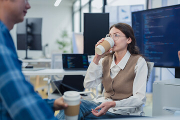 Naklejka premium Professional Female Specialist Explaining Advanced AI Neural Network Data to Tech Team in Modern Office