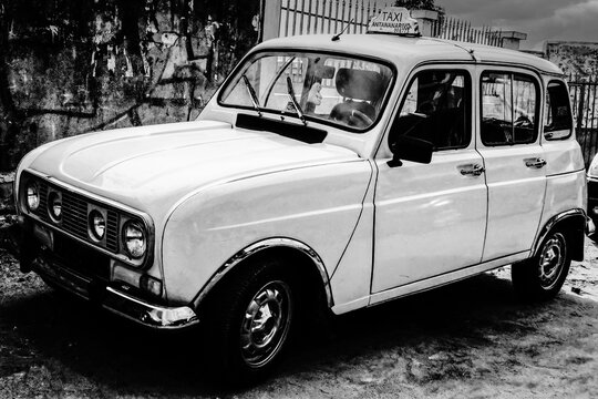 Ancienne voiture taxi gar&eacute;e dans une rue de Tananarive &agrave; Madagascar