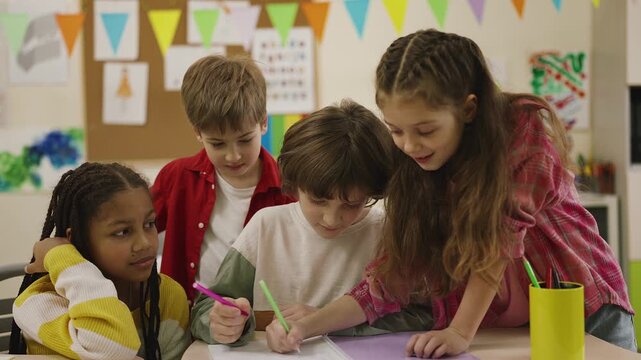 Primary school pupils working on project together, students working together