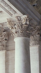 Naklejka premium Marble Corinthian column capital with ornate acanthus leaves and volutes in neoclassical architecture detail