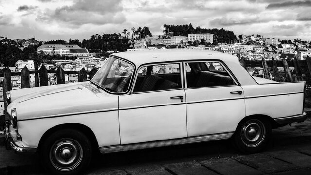 Ancienne voiture gar&eacute;e dans une rue de Tananarive &agrave; Madagascar