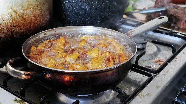 Cuisson de morceaux de poulet frit dans une po&ecirc;le d&rsquo;huile bouillante en cuisine
