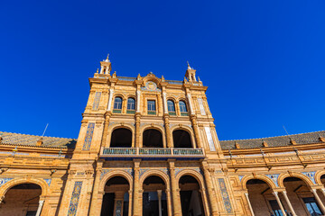 Naklejka premium Stunning Plaza de España view with intricate architecture on a sunny day
