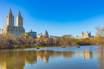 Obraz premium Serenity and beauty in Central Park's tranquil lake on a clear day