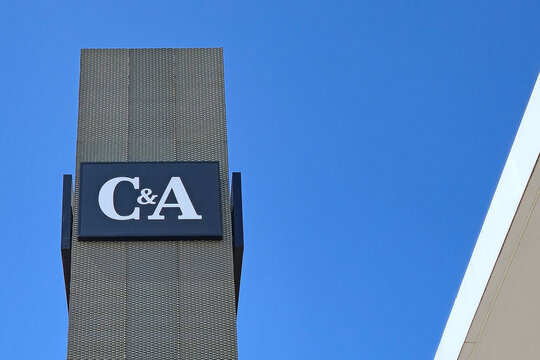 Das Logo der bekannten Modeunternehmen C&A, hier in Bochum Ruhrpark.