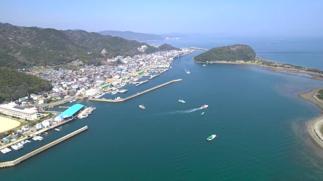 【ドローン空撮】上空から見渡す淡路島・由良港の街並みと成ヶ島間の海峡