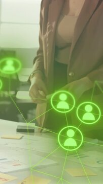 Vertical video: Woman leading business team touching note and making green network show user groups