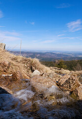 widok na góry na tle strumienia © Arek mały