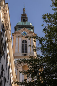 Vienne (Autriche, Europe) - Vue du clocher de l'&eacute;glise baroque catholique Saint Leopold